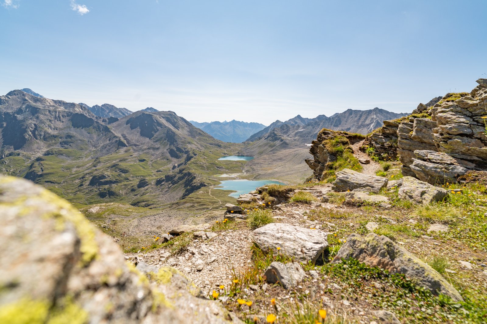 Bergpanorama unter hellem Himmel